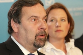 Předseda Radek John promlouvá k novinářům.