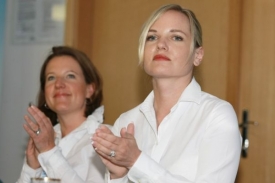 Dvě mocné ženy ve vedení nejmenší vládní strany - Karolína Peake a Kateřina Klasnová.