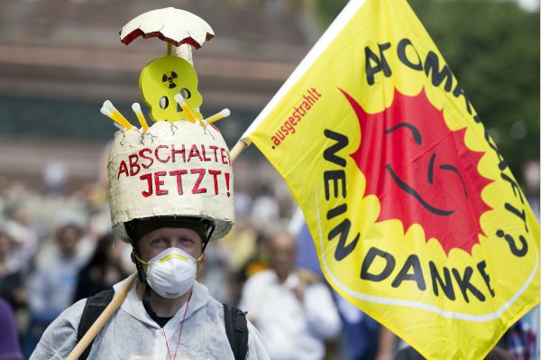Tisíce lidí demonstrovaly po celém Německu za rychlý ústup od jaderné energetiky v zemi.