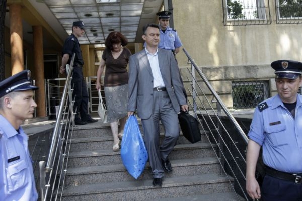 Mladičova manželka a jeho syn vycházejí z vězení. Mladičova manželka a jeho syn vycházejí z vězení.