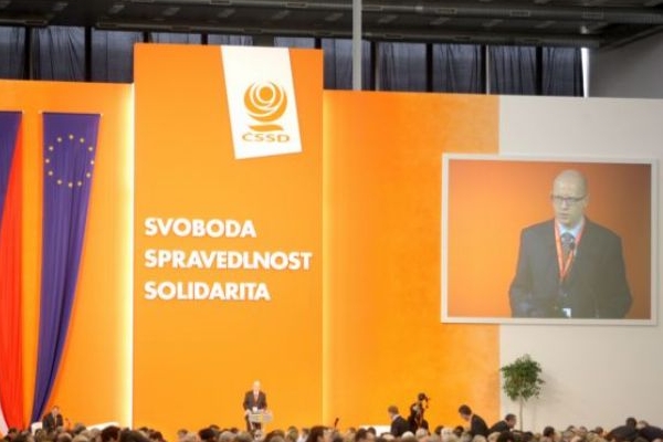 Pódium na letošním sjezdu ČSSD, kde zástupci strany přednášeli své projevy.