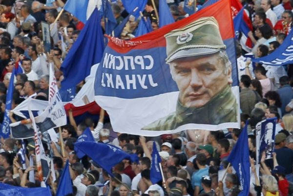 Deset tisíc srbských radikálů protestuje proti uvěznění Mladiče. Deset tisíc srbských radikálů protestuje proti uvěznění Mladiče.