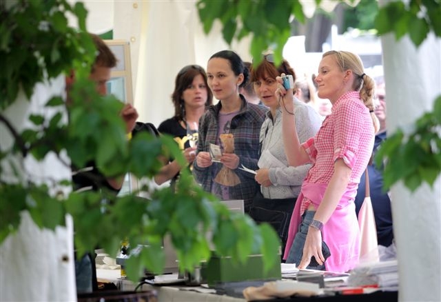 Lidé na Prague Food Festivalu ochutnávali i fotili.
