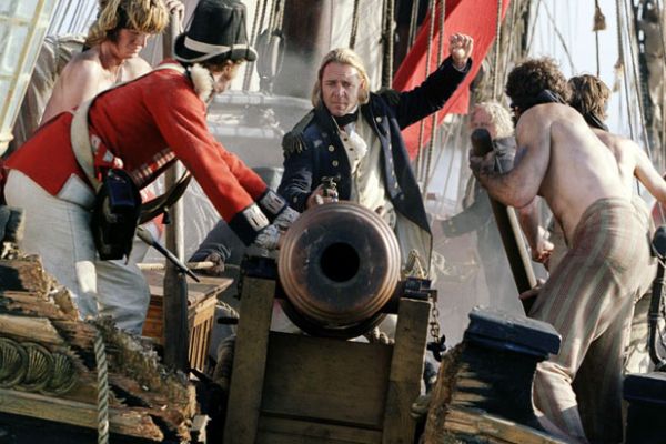 Master & Commander: Russell Crowe pálí o sto šest. Master & Commander: Russell Crowe pálí o sto šest.