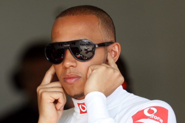 Pilot McLarenu Lewis Hamilton.