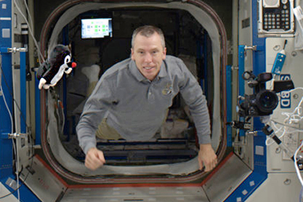 Americký astronaut Andrew Feustel s Krtečkem na palubě Endeavouru.