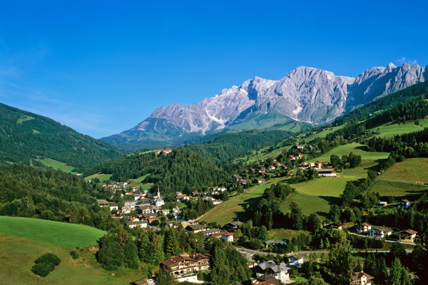 Městečko Muehlbach s horou Hochkönig, ze které horolezec spadl, v pozadí. Městečko Muehlbach s horou Hochkönig, ze které horolezec spadl, v pozadí.