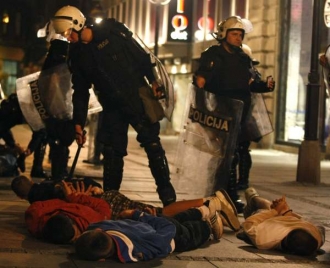 Při demonstraci na podporu Mladiče v Bělehradě zatkla policie 180 lidí.