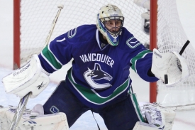 Roberto Luongo navazuje na svého předchůdce Kirka McLeana.