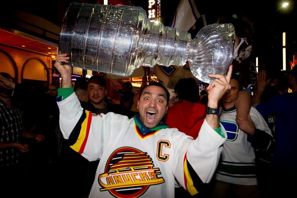 V dresech z roku 1994 mohou Stanley Cup zvedat pouze fanoušci.