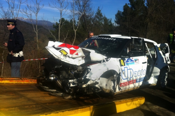 Kubiceho zdemolovaný vůz po nehodě na italské rallye. Kubiceho zdemolovaný vůz po nehodě na italské rallye.