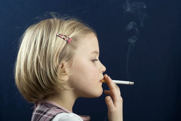 Děti kouří ve stále nižším věku. Riziko vzniku závislosti je tím větší.