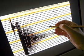 Vědci dovedou určit jen pravděpodobnost, s jakou k zemětřesení v určité oblasti během nejbližších let dojde. Konkrétní událost předpovědět nelze.