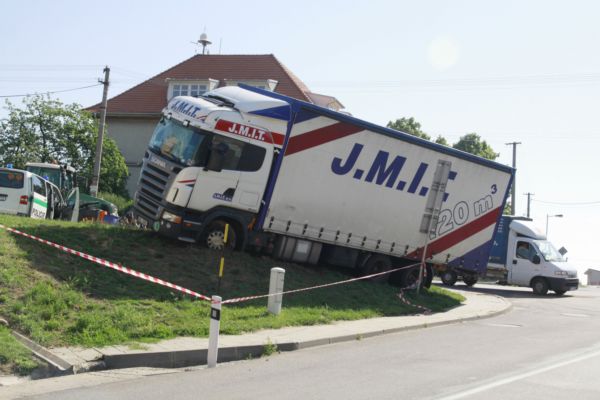 Při havárii autobusu s kamionem se zranilo sedm lidí. Při havárii autobusu s kamionem se zranilo sedm lidí.