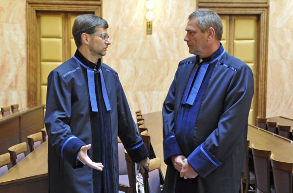 Právníci Jiří Všetečka a Petr Toman si u Ústavního soudu stejnokroje pochvalovali.