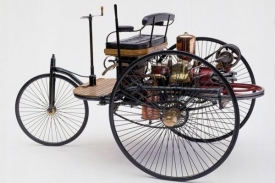 První automobil na světě střechu postrádal. Benz Patentwagen.