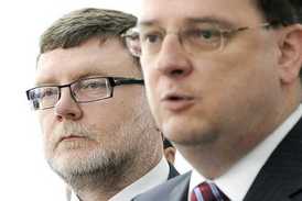 Předseda poslanců ODS Zbyněk Stanjura a premiér Petr Nečas.