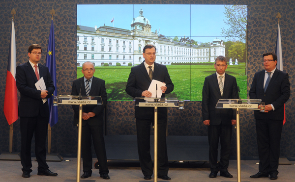 Část Nečasova kabinetu - (zleva) Jiří Pospíšil, Kamil Jankovský, Petr Nečas, Jaromír Drábek a Alexandr Vondra. Jak dlouho vydrží na svých židlích? Část Nečasova kabinetu - (zleva) Jiří Pospíšil, Kamil Jankovský, Petr Nečas, Jaromír Drábek a Alexandr Vondra. Jak dlouho vydrží na svých židlích?