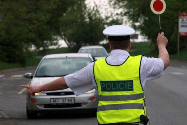 Blokové pokuty za jízdu na červenou prý vybírá městská policie nezákonně.