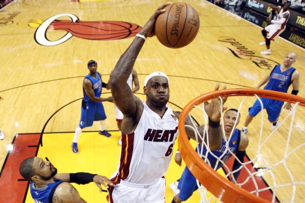LeBron James z Miami smečuje v prvním finále letošní NBA proti Dallasu. LeBron James z Miami smečuje v prvním finále letošní NBA proti Dallasu.