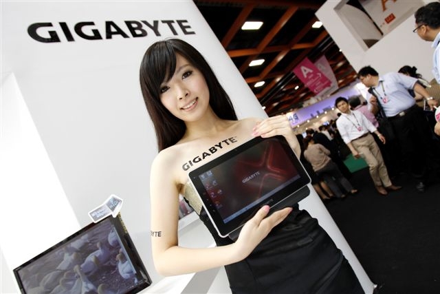 Veletrh Computex představuje řadu novinek. Ženy nechybí.