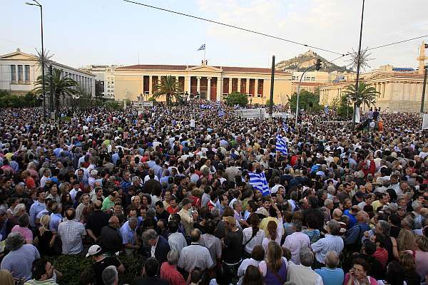 Protesty Řeků proti nezbytným úsporám stále pokračují.