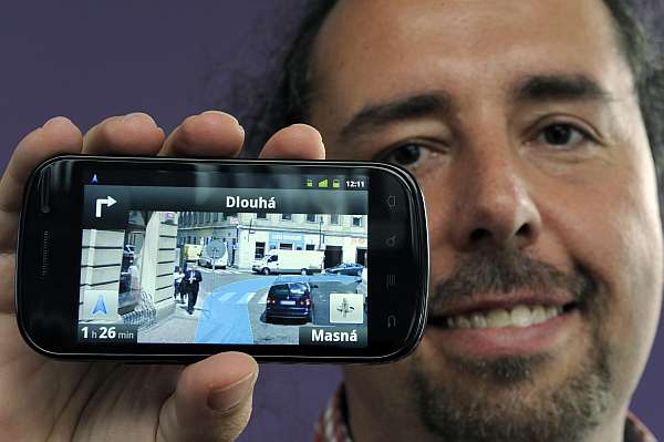 Produktový manažer Google Jaroslav Bengl s mobilní navigací. 
