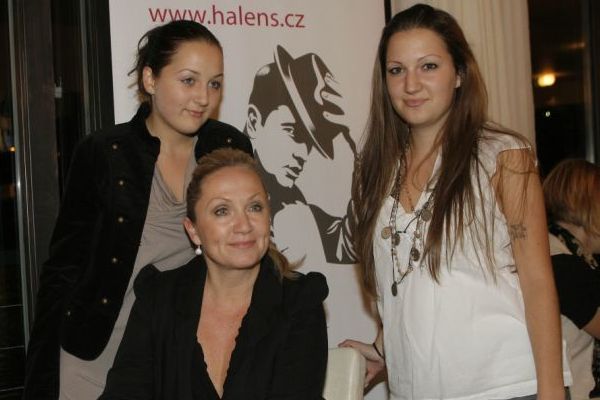 Bára Basiková s dcerami, dvojčaty Aničkou a Maruškou.