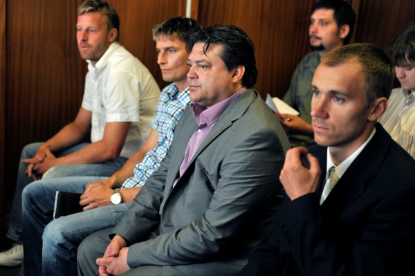 Brankář Olomouce Petr Drobisz (vpravo), bývalý prezident Bohemians Karel Kapr (druhý zprava) a někdejší hráči střížkovského klubu David Zoubek a Miroslav Obermajer (zleva vlevo) na Okresním soudě v Olomouci.