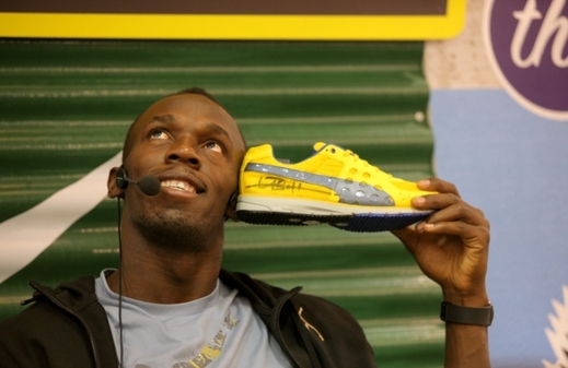 Usain Bolt s podepsanou botou. Usain Bolt s podepsanou botou.
