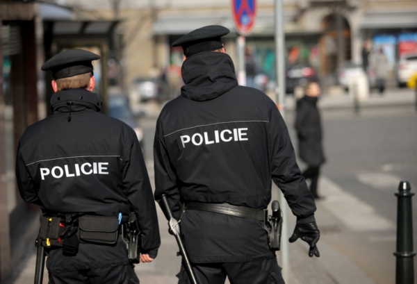 Policista má za ukradený rohlík z ostudy kabát a ještě mu hrozí vyhazov z práce (ilustrační foto).