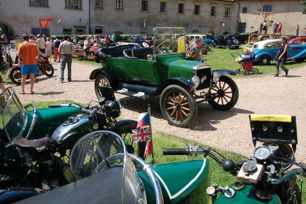Sraz historických vozů je svátkem nejen pro majitele, ale i pro motoristické fanoušky. Sraz historických vozů je svátkem nejen pro majitele, ale i pro motoristické fanoušky.