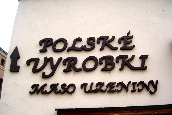 "Polske vyrobki" v Hlučíně u Ostravy v roce 2011. Čeština byla v českých zemích komolena i před sto lety.