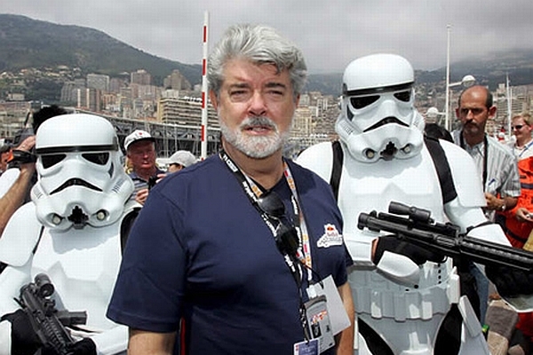 George Lucas obklopen imperiálními vojáky.
