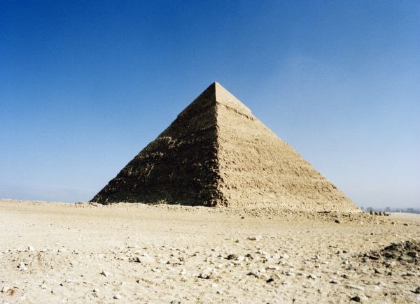 Kvůli nejisté situaci na trhu způsobené strachem turistů z vývoje v arabských zemích pozastavila činnost první česká cestovní kancelář.