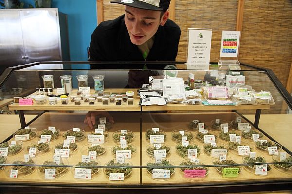 Legalizovaný prodej drog sebere zločincům vítr z plachet, argumentuje mezinárodní komise. Legalizovaný prodej drog sebere zločincům vítr z plachet, argumentuje mezinárodní komise.