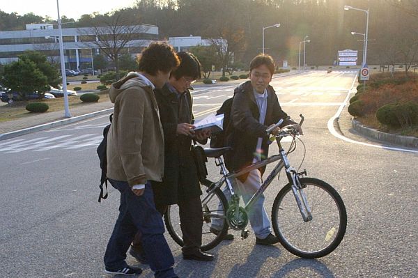 Studenti na technologickém institutu mají truchlivé zkouškové období, čtyři spolužáci si na jaře vzali život.