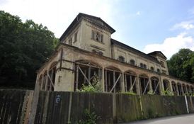 Sesuv ohrožuje Šlechtovu restauraci, která již několik let chátrá.