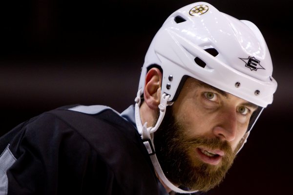 Zdeno Chára zažil během úvodního finále Stanley Cupu nové zkušenosti. Zdeno Chára zažil během úvodního finále Stanley Cupu nové zkušenosti.