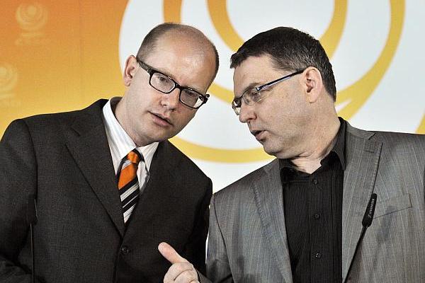 Předseda ČSSD Bohuslav Sobotka s místopředsedou strany Lubomírem Zaorálkem. Předseda ČSSD Bohuslav Sobotka s místopředsedou strany Lubomírem Zaorálkem.