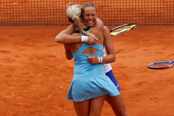 Lucie Hradecká (čelem) s Andreou Hlaváčkovou po vítězství na Roland Garros.