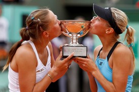 Lucie Hradecká (vlevo) s Andreou Hlaváčkovou líbají vítěznou grandslamovou trofej.