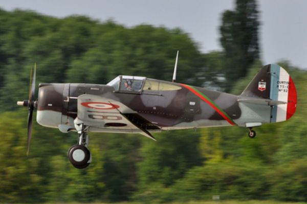 Legendární stíhací stroj Curtiss Hawk 75 v barvách francouzského letectva.