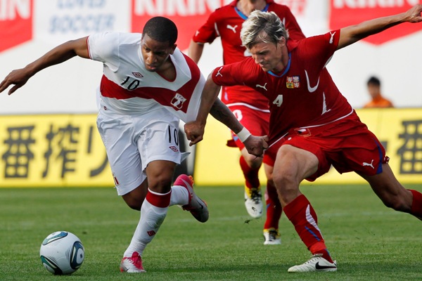 Jan Rajnoch bojuje s Jeffersonem Farfanem z Peru.