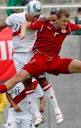 Tomáš Necid v souboji s Adanem Balbinem z Peru.