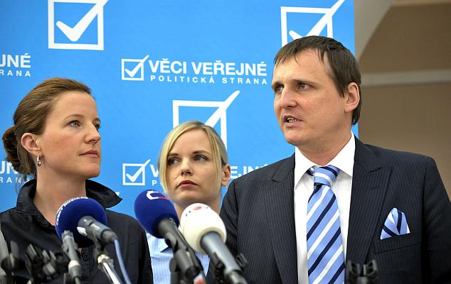 Šéfka poslanců VV Karolína Peake a neformální lídr strany Vít Bárta (v pozadí místopředsedkyně VV Kateřina Klasnová).
