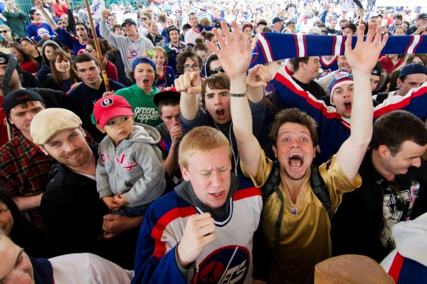 Fanoušci z Winnipegu po oznámení, že se do jejich města znovu vrací NHL.
