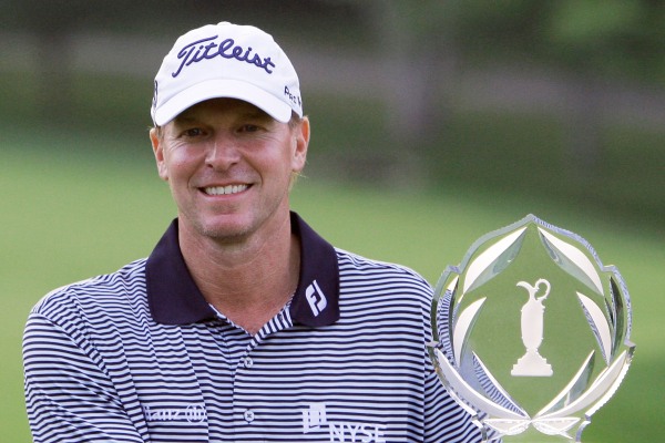 Golfista Steve Stricker s pohárem pro vítěze v Dublinu.