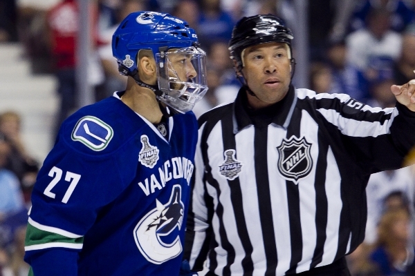 Manny Malhotra nastupuje se speciálním chráničem obličeje. 