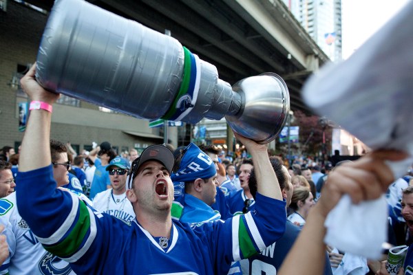 Celý Vancouver žije hokejem, finále Stanley Cupu vládne všemu. 